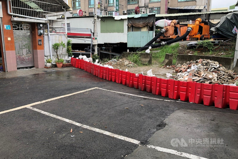 台南市永康區一處巷弄疑因附近有排水工程影響雨水宣洩,20日凌晨雨後出現積淹水,市府緊急啟動抽水機組後積水消退。(台南市水利局提供)中央社記者楊思瑞台南傳真 110年6月20日