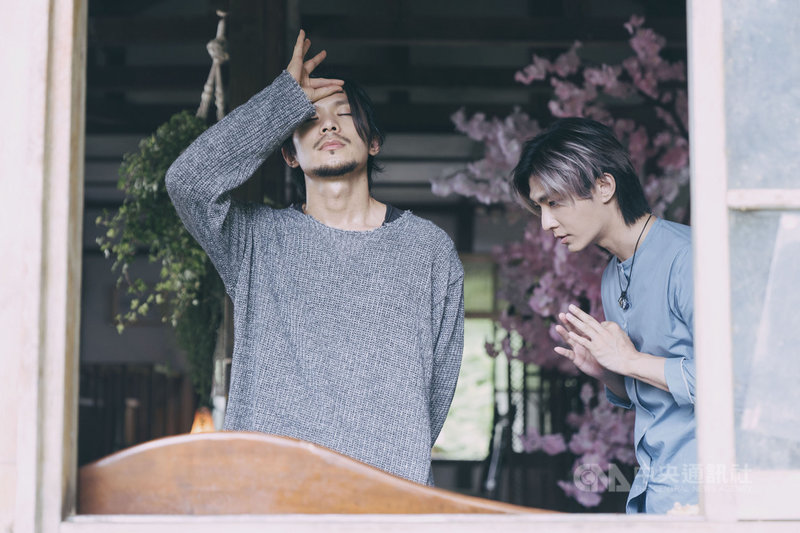金鐘視帝姚淳耀(左)在影集「我願意」飾演邪教教主,炎亞綸(右)飾演的大明星是他的信徒之一。(絡思本娛樂製作公司提供)中央社記者葉冠吟傳真 110年6月20日