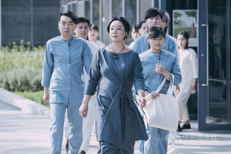 演員高慧君(前中)在影集「我願意」中,不僅是學校的輔導老師,更是學校的女邪教教主。(絡思本娛樂製作公司提供)中央社記者葉冠吟傳真 110年6月20日