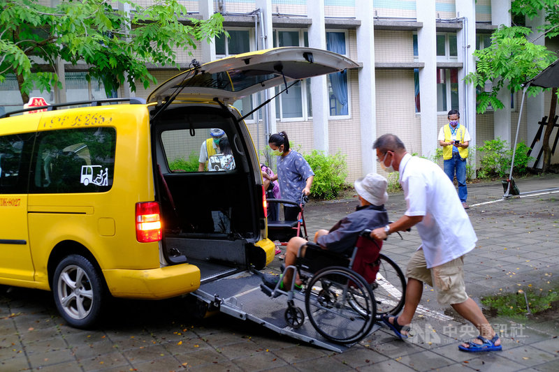 高雄市推出「熱血計程車」載送長者打疫苗，若有行動不便長者，也可特別註明需要無障礙計程車，就不需要家屬攙扶或搬運上下車。中央社記者洪學廣攝　110年6月20日