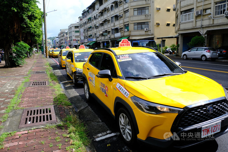 高雄市推出「熱血計程車」載送長者打疫苗，多輛車隊計程車一早在鼓山高中外排排等，準備等候有接送需求的長輩。中央社記者洪學廣攝 110年6月20日