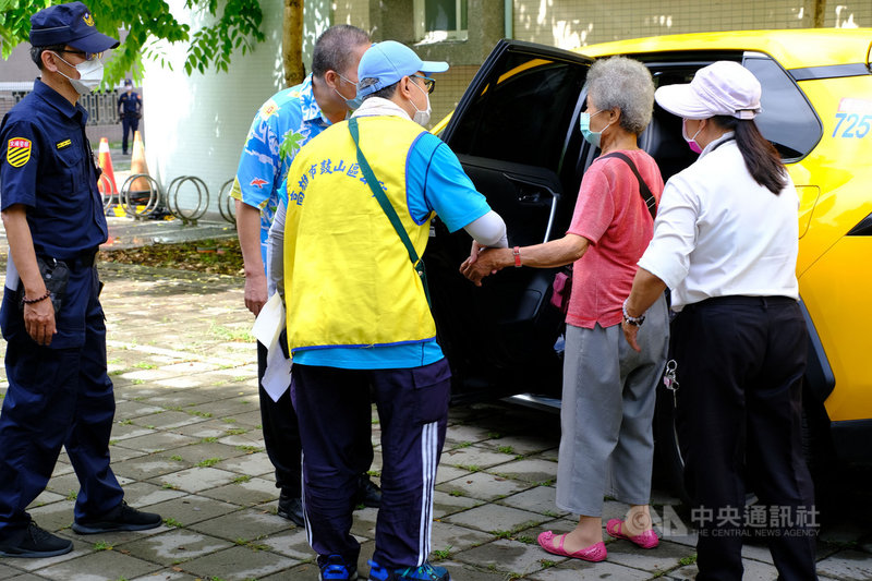 高雄市推出「熱血計程車」載送長者打疫苗，有長輩不願麻煩小黃載客，區公所人員跟司機也會耐心向長者說明熱血計程車福利，勸說搭車返家。中央社記者洪學廣攝　110年6月20日