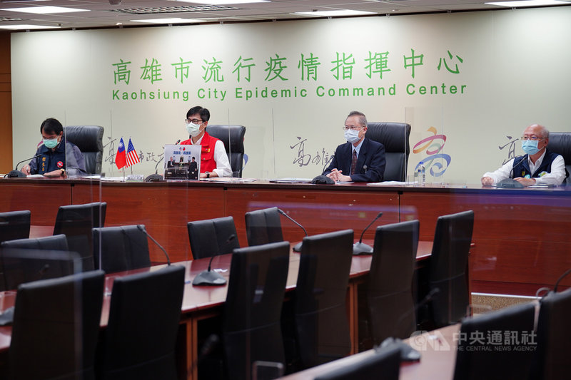 高雄市長陳其邁(左2)20日指出,美國短缺口罩時,台灣提供協助,如今美國協助疫苗並很快送抵台灣;台灣和美國不只是經濟安全戰略夥伴,攜手促進人類健康及兩國人民福祉,也有兄弟情誼,可見「台美真朋友、真進展」。(高雄市政府提供)中央社記者王淑芬傳真 110年6月20日