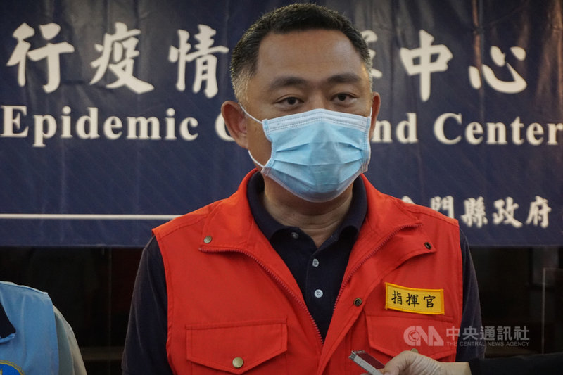 金門縣長楊鎮浯(圖)20日表示,為加速地區長者接種疫苗作業,縣府委託最基層民政幹部如鄰長,協助通知、調查,因而將鄰長列為第一線人員,建請中央授權縣府視疫苗數量與實際需要,適度開放接種對象,除鄰長外,基層民政幹部也能優先接種疫苗。中央社 110年6月20日