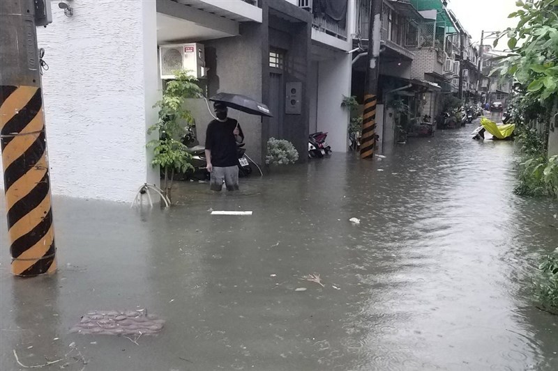 台南市部分地區20日凌晨出現雷雨,永康區一處巷弄疑因附近有排水工程正在進行,影響雨水宣洩速度,導致路面積水最深處接近成人膝蓋高度。(成功里長曾文俊提供)中央社記者楊思瑞台南傳真 110年6月20日