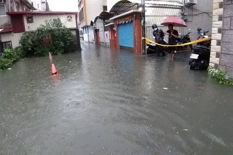 台南市部分地區20日凌晨出現雷雨,造成永康區一處巷弄積水,警方獲報前往拉上封鎖線。(成功里長曾文俊提供)中央社記者楊思瑞台南傳真 110年6月20日
