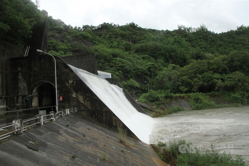 近日受午後雷雨及西南風所帶來降雨,台南曾文、烏山頭、南化3座主要水庫都獲得挹注,南化水庫20日下午2 時左右更到達滿水位,開始自然溢流,溢流水沿溢洪道流至下游河道。中央社記者楊思瑞攝 110年6月20日