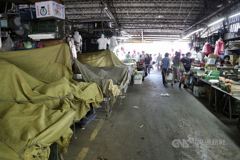 國內疫情延燒,台北農產運銷公司有員工染疫確診,第一果菜批發市場零批場也受到影響,18日有許多攤商休息,生意不如以往。中央社記者張皓安攝 110年6月18日