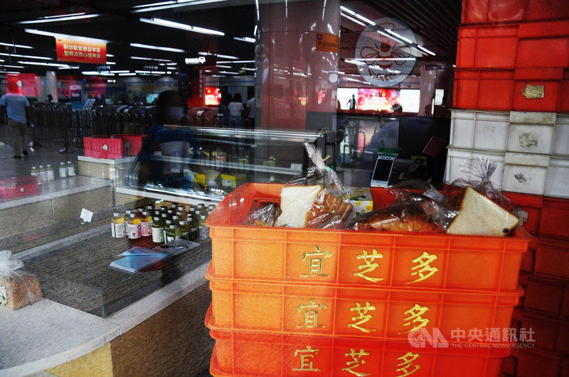 上海台商連鎖麵包店宜芝多傳出大規模停業,徐家匯地鐵站的門市大門緊閉,店內仍有許多未賣完的麵包,和疑為剛進貨的商品。中央社記者沈朋達上海攝 110年6月20日