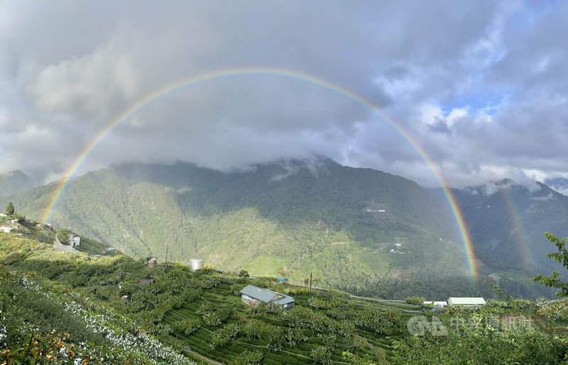 台中市梨山地區19日斷斷續續下著雨,下午雨停後天空出現虹霓同掛高空,梨山國中小美術老師蔡佩君隨手拍下這美麗景色。(蔡佩君提供)中央社記者郝雪卿傳真 110年6月20日