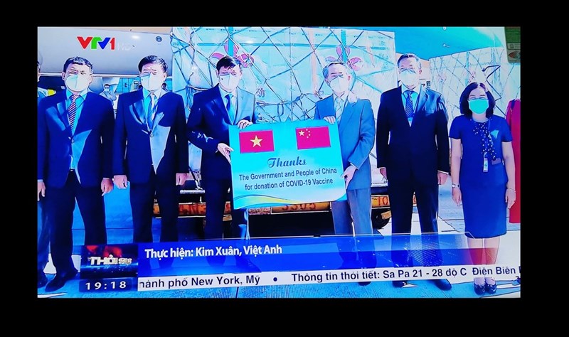 越南20日收到中國國藥集團捐贈的50萬劑疫苗,將提供給在越南的中國公民、計劃前往中國工作或念書的越南人以及住在與中國接壤地區的民眾施打。照片為越南電視台拍攝越南受贈疫苗畫面。中央社河內傳真 110年6月20日