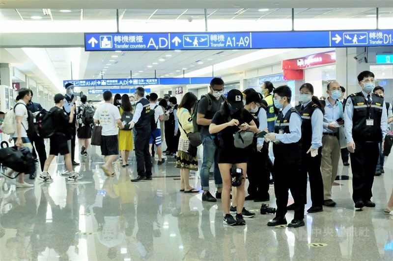 Delta變種病毒成全球疫情主流,學者呼籲入境篩檢或檢疫期滿篩檢防堵,指揮中心近日將公布執行細節。(中央社檔案照片)