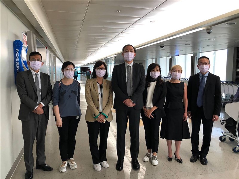 因港府不續發工作簽證,台灣駐港辦公室代理處長林振宙(圖中間者)等7名派駐人員,20日因簽證到期搭機返台。圖為林振宙等人於20日下午3時30分抵達桃園機場後的合照。(大陸委員會提供)中央社 110年6月20日