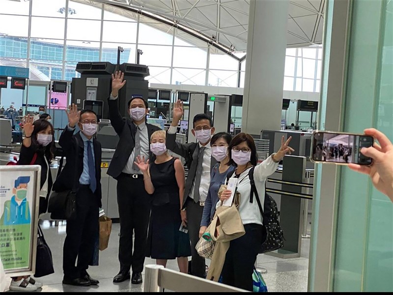 因港府不續發工作簽證,台灣駐港辦公室代理處長林振宙(左3)等7名派駐人員,20日因簽證到期搭機返台。圖為駐港人員在香港機場,離境前與送機者揮手道別。(大陸委員會提供)中央社 110年6月20日