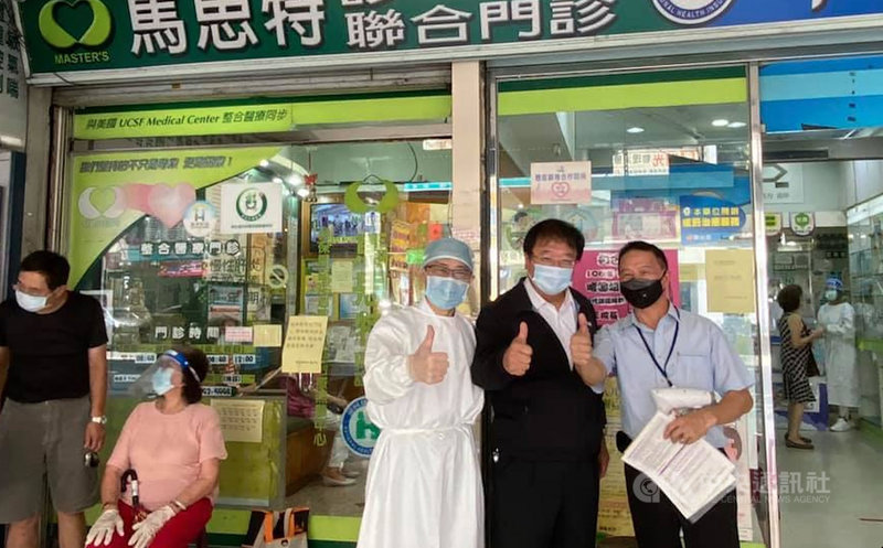 中華民國醫師公會全國聯合會理事長邱泰源(右2)探訪北市多家支援武漢肺炎疫苗接種的基層診所,稱讚診所醫師展現醫療實力,民眾滿意度很高。邱泰源呼籲,各地政府應盡快與診所醫師合作疫苗大規模接種。(邱泰源辦公室提供)中央社記者江慧珺傳真 110年6月20日