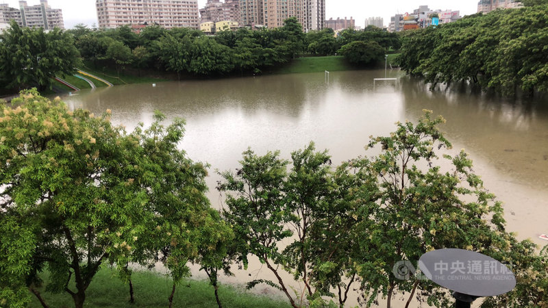 高雄市20日清晨大雷雨不斷，三民區寶業里滯洪池在清晨5時30分許滿水位，周邊道路也局部積淹水。（民眾提供）中央社記者王淑芬傳真　110年6月20日