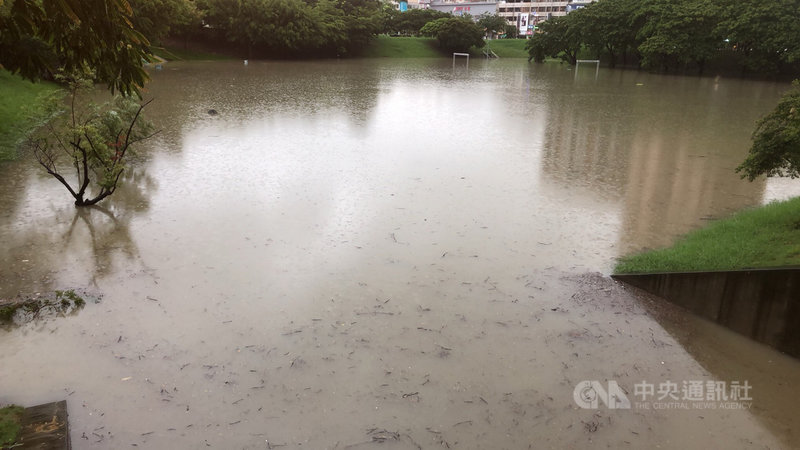 受到西南風的影響，高雄市20日清晨大雷雨不斷，三民區寶業里滯洪池在清晨5時30分許已經滿水位。（民眾提供）中央社記者王淑芬傳真　110年6月20日