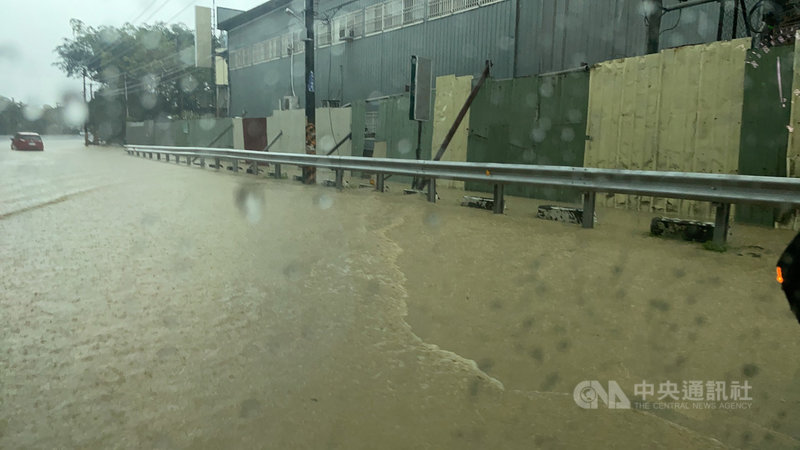 雲林山區20日上午下大雨,台三線林內段新光橋附近一度積水2、30公分,造成行經機、汽車熄火拋錨。(林內鄉公所提供)中央社記者蔡智明傳真 110年6月20日