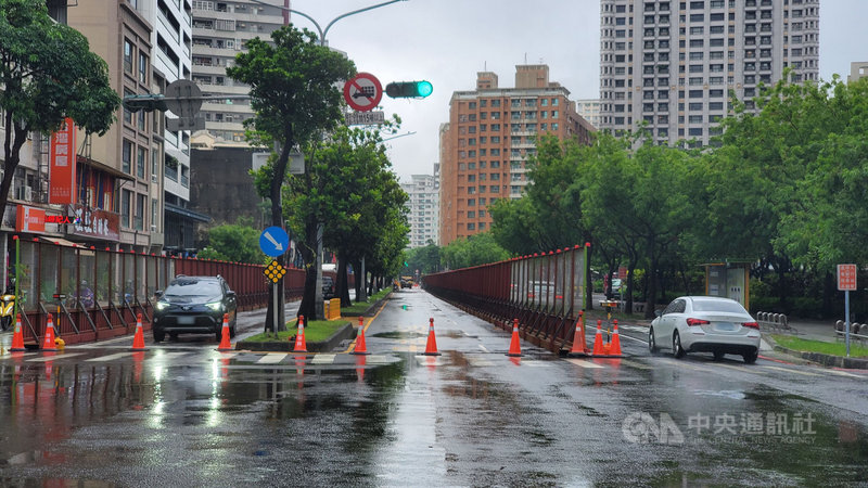 高雄市20日上午有波段式豪雨,不過輕軌二階大順一路段圍籬架設持續推進。根據高雄市交通局統計,目前大順路施工段車流量已減少約30%,顯示用路人智慧駕駛行為及市府交通配套措施改道宣導已見成效,交通局允留意後續道路交通狀況,確實降低對用路人交通衝擊。(高雄市政府提供)中央社記者王淑芬傳真 110年6月20日
