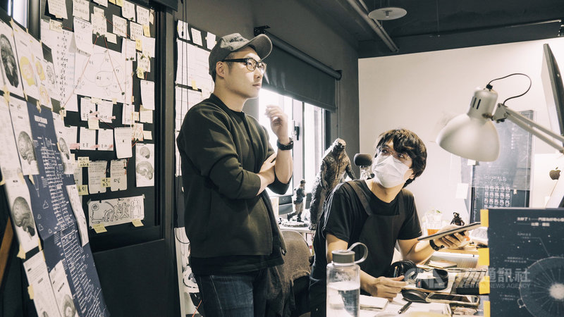 公視4K動畫影集「勇者動畫系列」由大貓工作室擔綱主要製作,製作人王尉修(左)與導演楊子霆(右)花費3年心血打造,完成6集、總長180分鐘的動畫成品。(公視提供)中央社記者葉冠吟傳真 110年6月20日