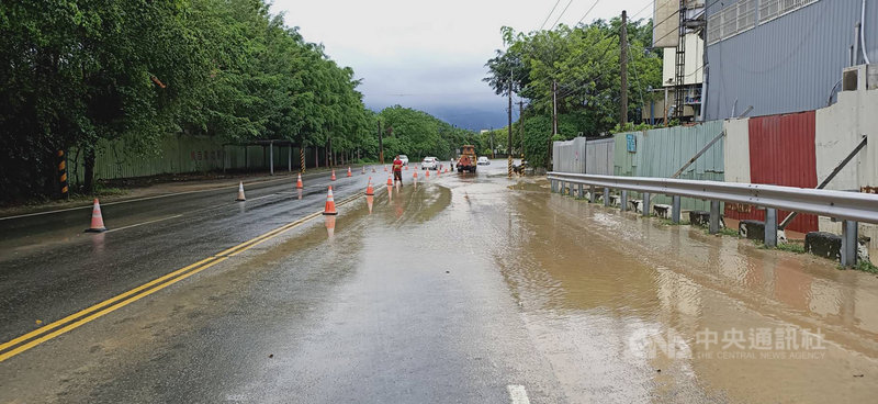 雲林山區20日上午下大雨,台三線林內段新光橋附近一度積水達2、30公分,中午雨停後積水消退,但路面遍布黃泥,公路總局第五區養護工程處斗南工務段派員進行交通管制。(林內鄉公所提供)中央社記者蔡智明傳真 110年6月20日