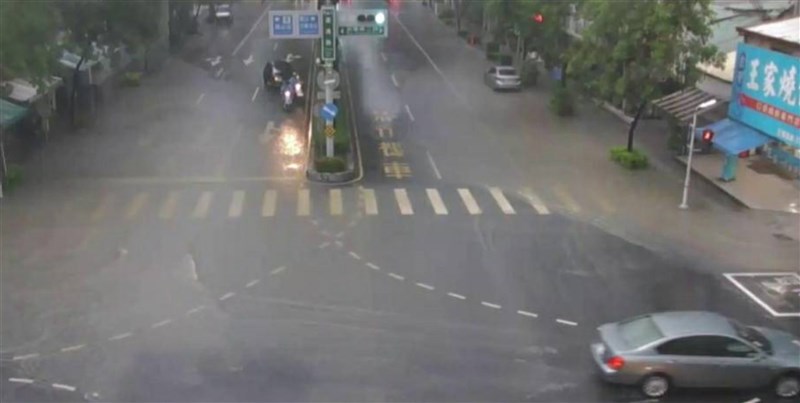 高雄市20日清晨強降雨,鳳山區澄清路部分路段積淹水10餘公分。(民眾提供)中央社記者王淑芬傳真 110年6月20日