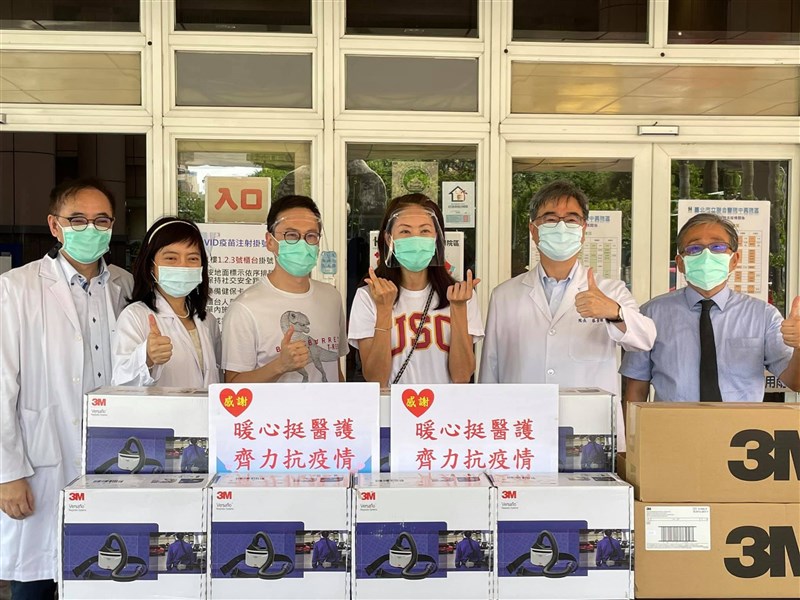 藝人賈永婕(右3)近期收到醫師張厚台求救訊息後,訂購逾百台電動過濾式呼吸防護具(PAPR)贈與醫護,她笑言已變許願小天使。(圖取自賈永婕的跑跳人生臉書facebook.com)