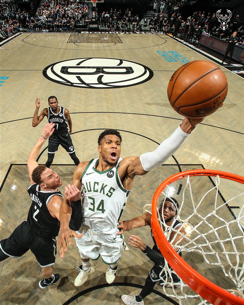 19日NBA公鹿靠著安特托昆博(前中)整場比賽轟下40分,終場以115比111驚險勝籃網。(圖取自twitter.com/Bucks)