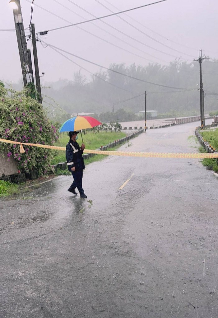 高雄市20日清晨有波段式豪雨,田寮區多處積淹水,警方接獲通報連忙封路、封橋,防止民眾誤闖發生危險。(民眾提供)中央社記者王淑芬傳真 110年6月20日