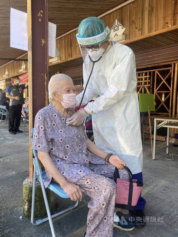 桃園市復興區衛生所醫事人員在替高齡長者接種武漢肺炎疫苗前,先仔細聽診檢查評估。(林德文提供)中央社記者江慧珺傳真 110年6月20日