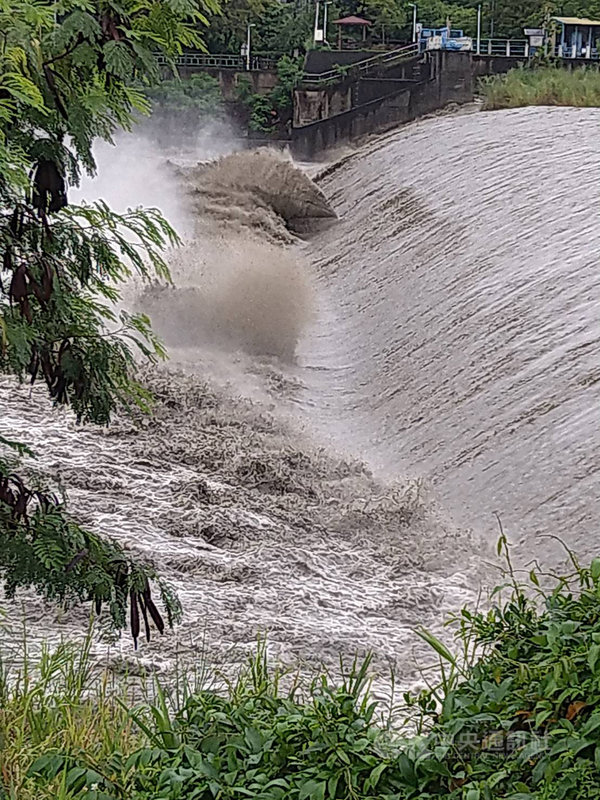 西南風影響,中央氣象局20日上午針對台中以南9縣市發布豪大雨特報,嘉義縣山區上午也降下大雨,八掌溪水成滾滾黃流,流至道將圳攔河堰形成約百米長瀑布景觀。中央社記者蔡智明攝 110年6月20日