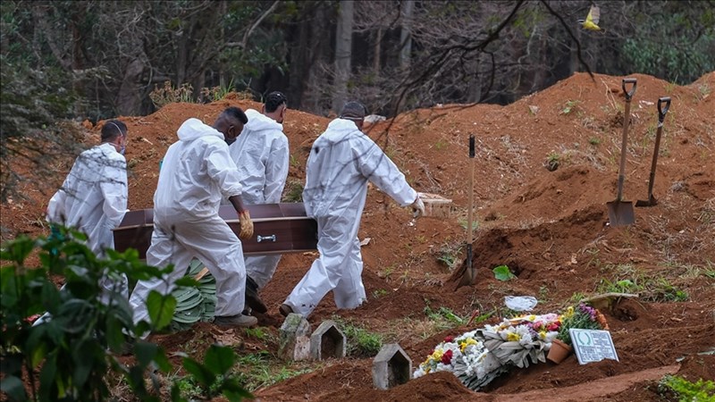 巴西衛生部長奎洛加19日表示,巴西境內感染2019冠狀病毒疾病病故人數已突破50萬大關。圖為19日巴西聖保羅公墓人員埋葬染疫病逝者。(安納杜魯新聞社)