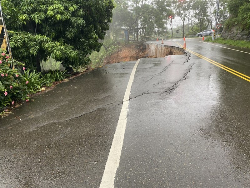 彰化縣21日雨量驚人,其中埔心測站當日累積雨量達288毫米,芬園、員林、溪湖等測站也都破200毫米,各地淹水災情不斷,三芬路也出現道路崩塌。(警方提供)中央社記者蕭博陽彰化縣傳真 110年6月21日