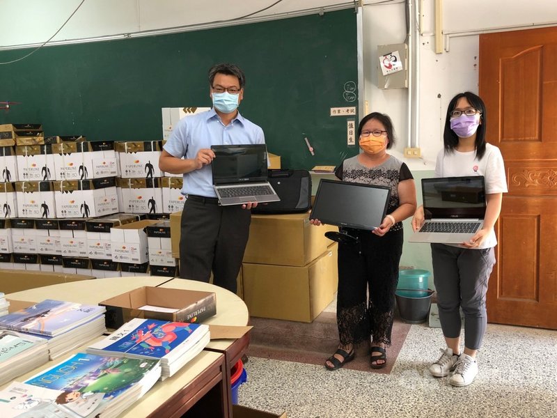 因應停課不停學,電腦品牌廠華碩捐贈千台筆電至全台國中小學、弱勢家庭及課輔班。圖為南投縣魚池國中,獲得相關教學資源的幫助。(華碩提供)中央社記者吳家豪傳真 110年6月21日