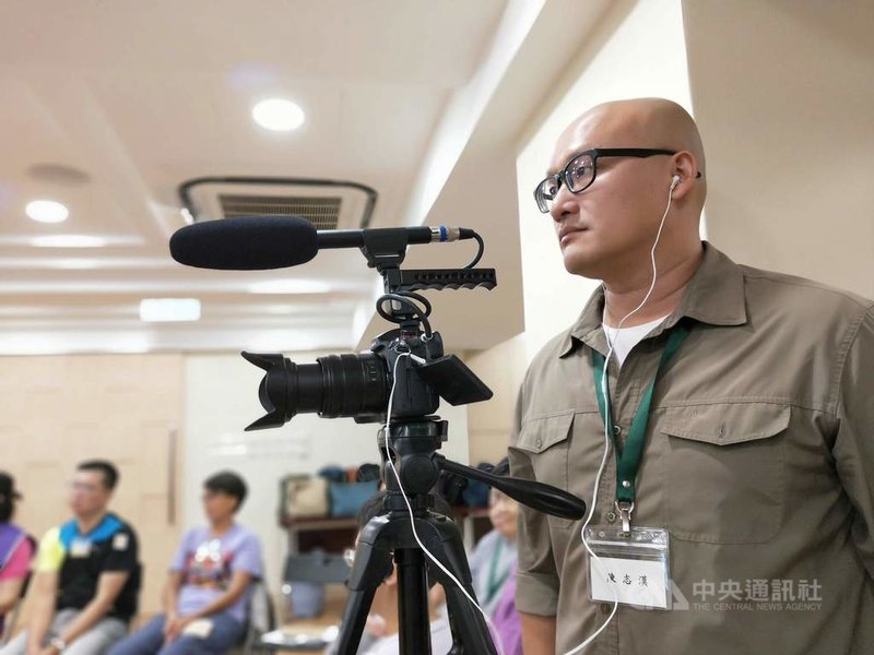 台灣首部探討靈性照顧的紀錄片「回眸」,由導演陳志漢(右)執導,全片歷時近2年拍攝而成。(大悲學苑提供)中央社記者葉冠吟傳真 110年6月21日