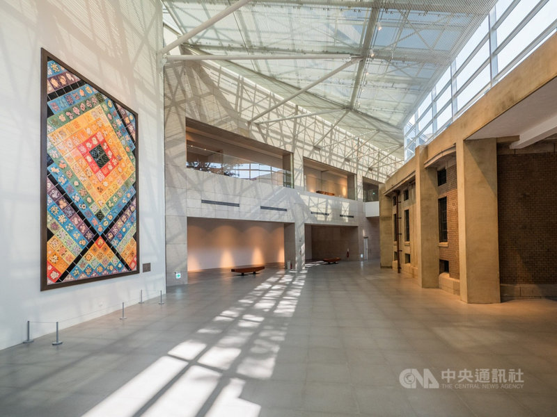 台南市觀光旅遊局與台南市美術館合作拍攝影片,邀請藝人林志玲獻聲,帶領觀眾走進南美館,也為台灣防疫打氣。圖為南美館林志玲婚宴場地所在的蘇世雄作品「絢爛南國 虹彩夢幻」。(南美館提供)中央社記者陳秉弘傳真 110年6月21日