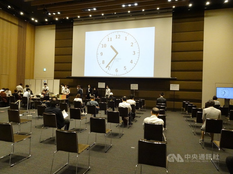 日本21日起正式實施職域接種,森大廈公司申請針對包括員工、眷屬、租戶企業、居民、相關設施管理廠商等共10萬人施打疫苗。圖為21日施打疫苗後休息區。中央社記者楊明珠東京攝 110年6月21日