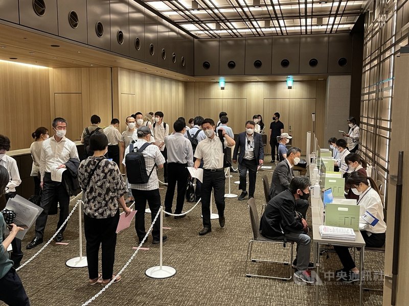 日本為促進2019冠狀病毒疾(COVID-19)疫苗接種,21 日起實施企業、大學等「職域接種」。日本地產開發商森大廈公司施打疫苗對象約10萬人。圖為該公司虎之門Hills施打疫苗會場。中央社記者楊明珠東京攝 110年6月21日