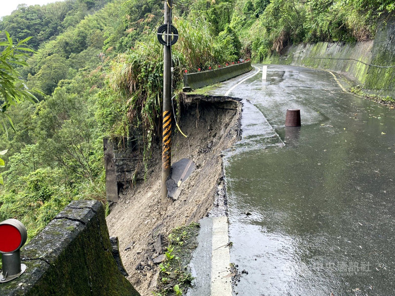 受西南風持續影響,嘉義縣山區21日凌晨降豪雨,造成166縣道65公里處路段下邊坡崩塌等災情,所幸無波及人車,已積極搶修中,提醒用路人行經時注意路況。(嘉義縣政府提供)中央社記者黃國芳傳真 110年6月21日