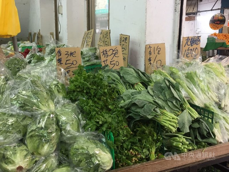 農委會農糧署表示,因應北農群聚事件,台北果菜批發市場每天交易量降載,從每天1300公噸以上降至1200公噸上下,並協調產地改供應通路、宅配等銷售,迄今菜價、量穩定。中央社記者楊淑閔攝 110年6月21日