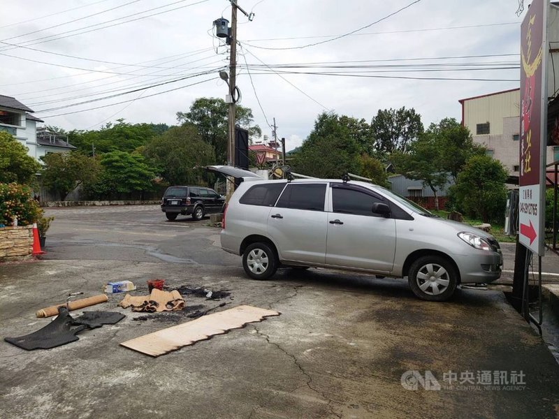 一輛休旅車21日被發現停在南投縣埔里鎮南村路旁,車內冒煙,警方與消防隊到場查看,確認車內一對男、女已失去生命徵象,並發現火盆、木炭等物品。(民眾提供)中央社記者蕭博陽南投縣傳真 110年6月21日
