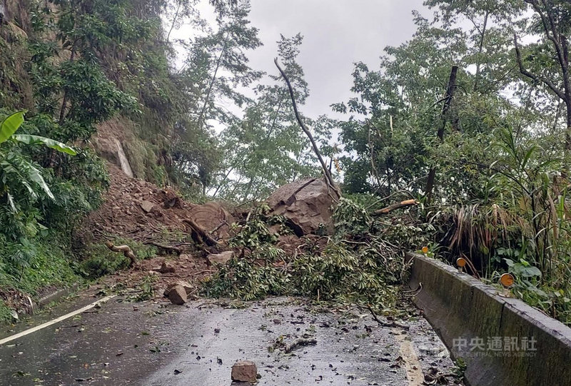 受西南風影響,嘉義縣山區21日凌晨降豪雨,造成166縣道73公里處路段山壁崩塌,造成大量落石掉落路面,電線桿脫落,雙向交通中斷,工程單位正積極搶修中。(嘉義縣政府提供)中央社記者黃國芳傳真 110年6月21日