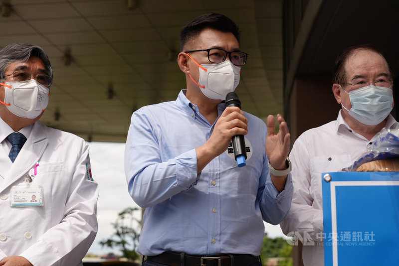 國民黨主席江啟臣(中)21日上午到新北市泰山區的輔大醫院捐贈防疫物資,會後接受媒體聯訪時,被詢及因港府不發給簽證,20日有7名台灣駐港人員返台一事,江啟臣表示,此舉將影響台灣人民權益,籲政府應儘快思量和妥善因應。中央社記者沈佩瑤攝 110年6月21日