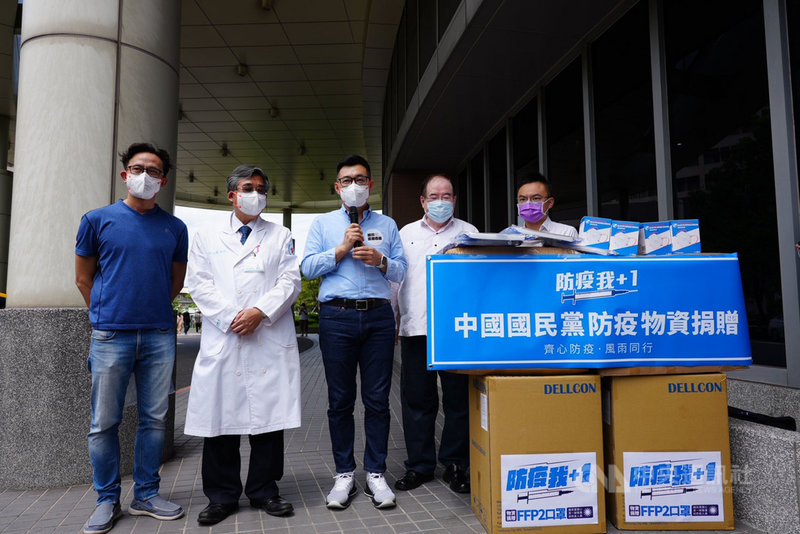 國民黨主席江啟臣(中)21日到新北市輔大醫院捐贈防疫物資,對於是否擔心被拿來和別人做比較,他表示,不分資源多寡,對第一線防疫人員有幫助最重要,就算是把自我保護做好也是一種幫忙,不會用金額或是數量多寡來做比較。中央社記者沈佩瑤攝 110年6月21日