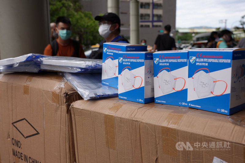 國民黨主席江啟臣21日前往輔大醫院,捐贈2880個口罩與1000個面罩給第一線醫護和防疫人員。中央社記者沈佩瑤攝 110年6月21日