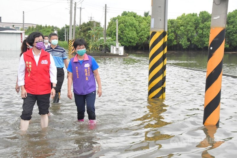彰化縣部分測站21日累積雨量破300毫米,縣長王惠美(前左)下午視察埔心鄉淹水地區時表示,將改善排水瓶頸區段。(彰化縣政府提供)中央社記者蕭博陽彰化縣傳真 110年6月21日