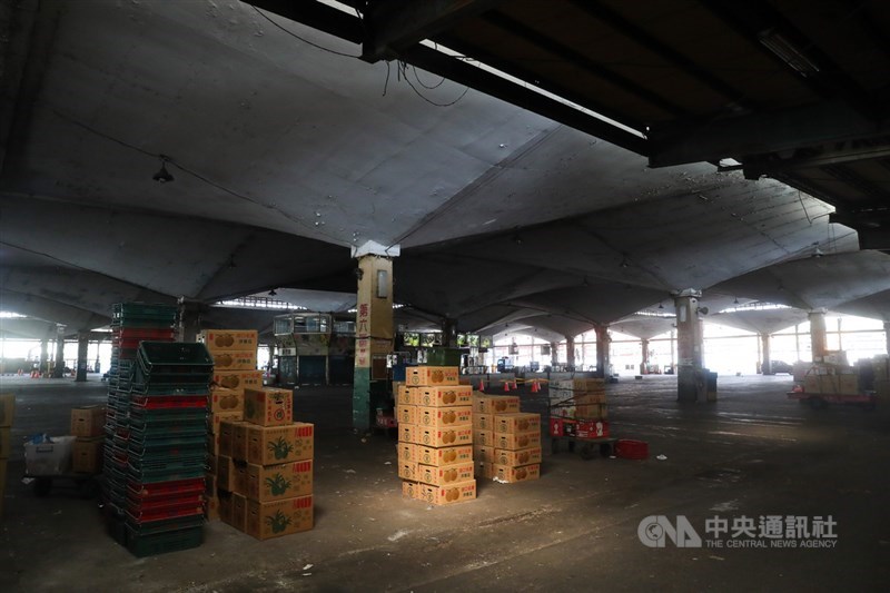 農委會表示,關於媒體報導北農染疫一事,已與指揮中心、北市府綜合研商,將完成一市、二市快篩站設立,並管控人流作息,強調會全力防堵北農公司疫情狀況。圖為台北第一果菜市場。中央社記者吳家昇攝 110年6月21日