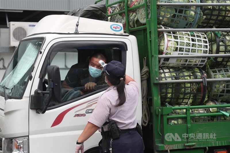 台北農產運銷公司群聚感染,台北市產業局表示,21日設立前進指揮所,並展開環境感控及動線調整,盡速完成篩檢任務。中央社記者吳家昇攝 110年6月21日