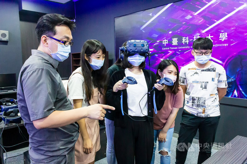 智慧型手機與虛擬實境(VR)廠商宏達電21日與中臺科技大學共同宣布高等教育深耕計畫,成立VR未來教室,落實醫療人才創新教學模式。(宏達電提供)中央社記者吳家豪傳真 110年6月21日