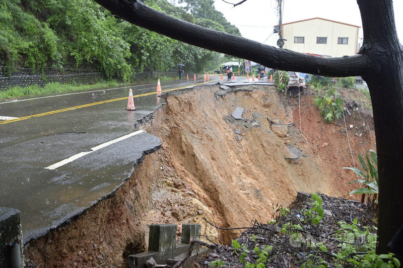 彰化縣21日雨勢驚人,多處道路淹水,花壇鄉三芬路山區路段因雨水沖刷,導致近半路面往山坡下崩塌。(彰化縣政府提供)中央社記者蕭博陽彰化縣傳真 110年6月21日